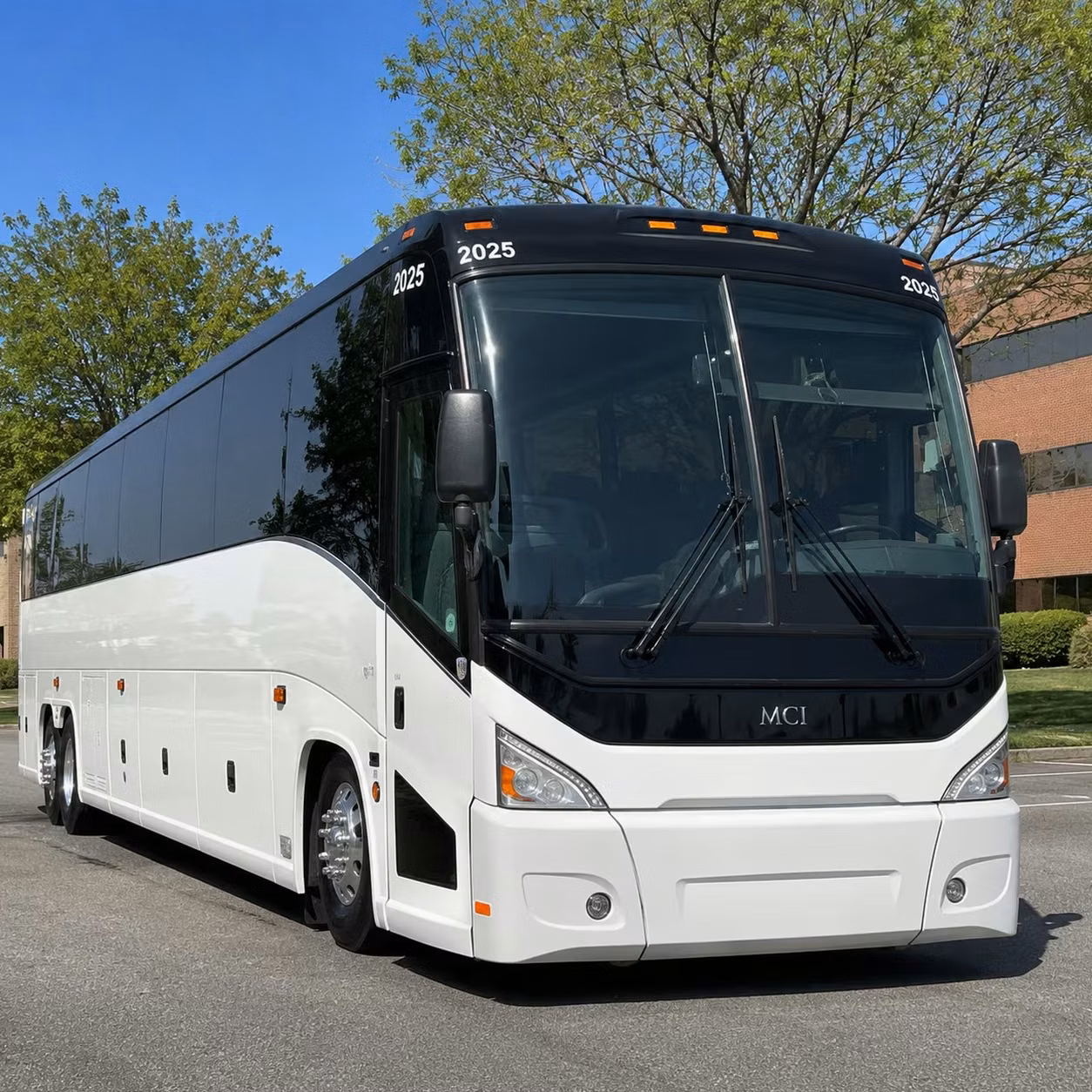 airport shuttle bus transfers for corporate groups traveling through dtw