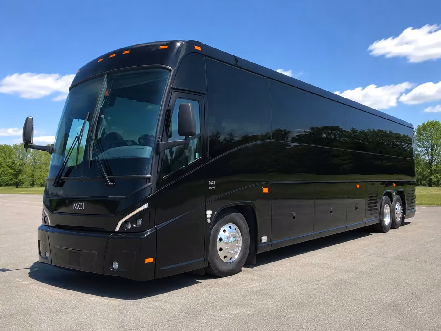 reliable field trip shuttle buses for yankee air museum visits in ypsilanti